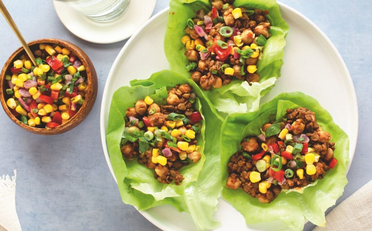 chickpea and veggie pita pockets with bell pepper and spinach