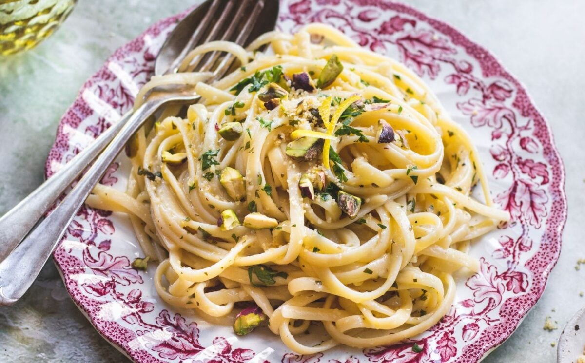 A plate of linguine al limone, a vegan date night dish