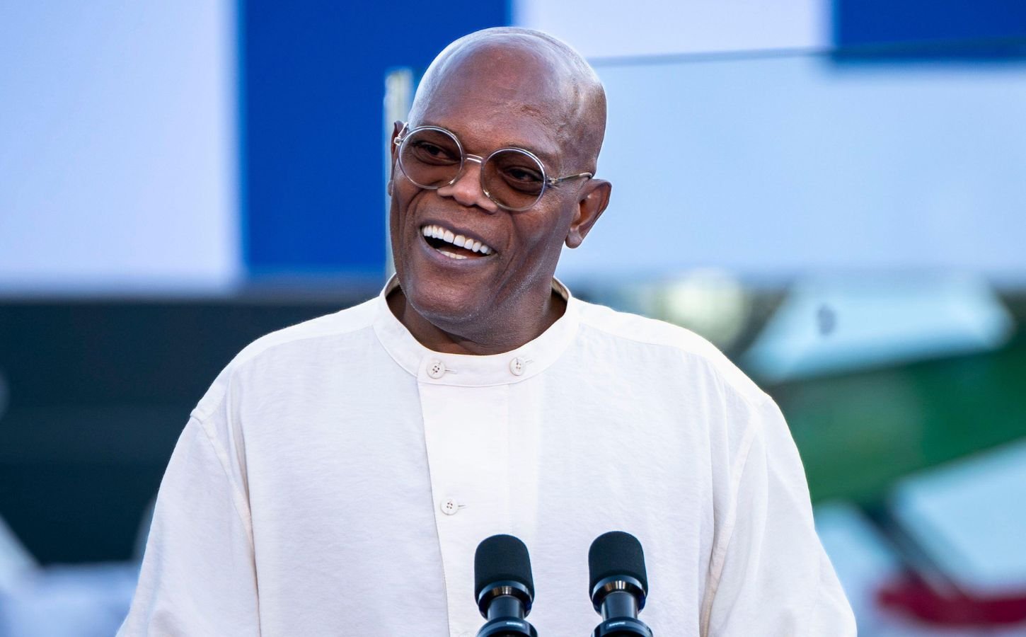 Photo shows Samuel L Jackson speaking at a campaign rally with former Vice President Kamala Harris and Former president Barack Obama